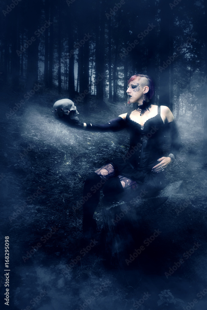 Mystische Frau mit Totenkopf im Wald