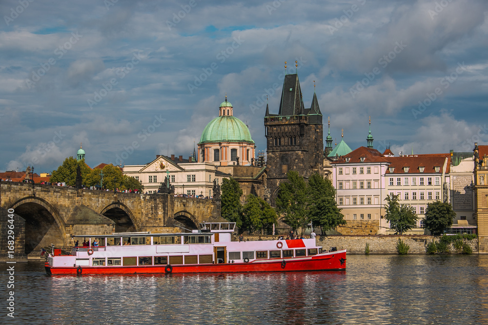 Traghetto turistico nel fiume Moldava a Praga
