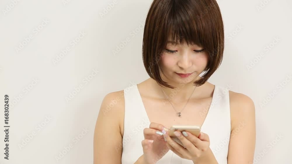 携帯電話を使う女性