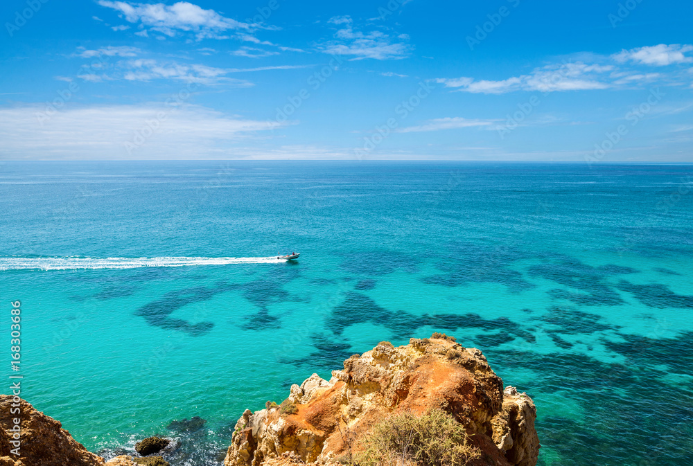 Fototapeta premium bateau rapide passant dans le lagon
