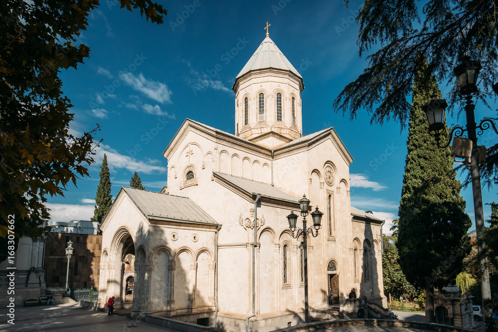Fototapeta premium Tbilisi Georgia. Kashveti Church Of St. George, White Georgian Orthodox Church Of Cross-Dome Style