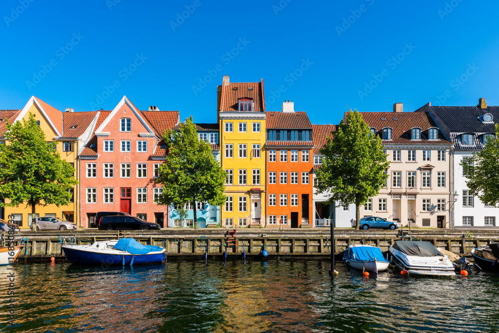 Colourful houses along canal in Downtown District of Copenhagen Denmark - obrazy, fototapety, plakaty 