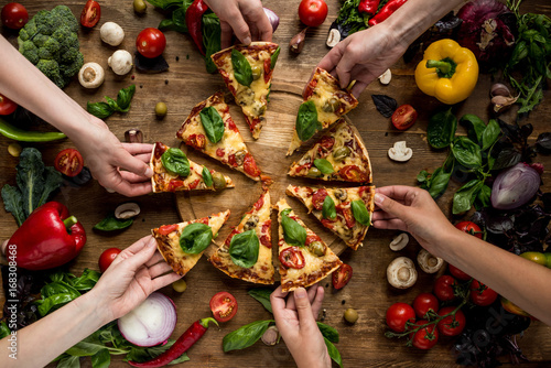 friends eating pizza