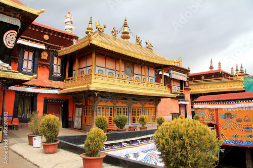 Tableau sur toile a Tibetan style palace, as part of Potala Palace, with many windows, curtain, Br