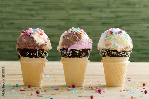 gelato tre coni con cioccolato fragola e vaniglia su tavolo di cucina