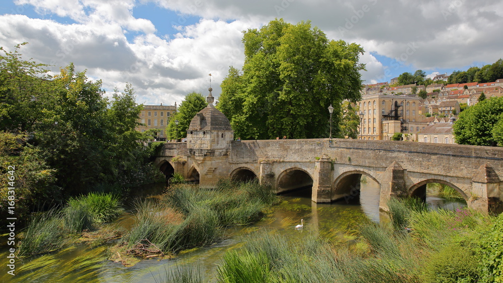 Obraz premium The Old Town Bridge on the river Avon in Bradford on Avon, UK