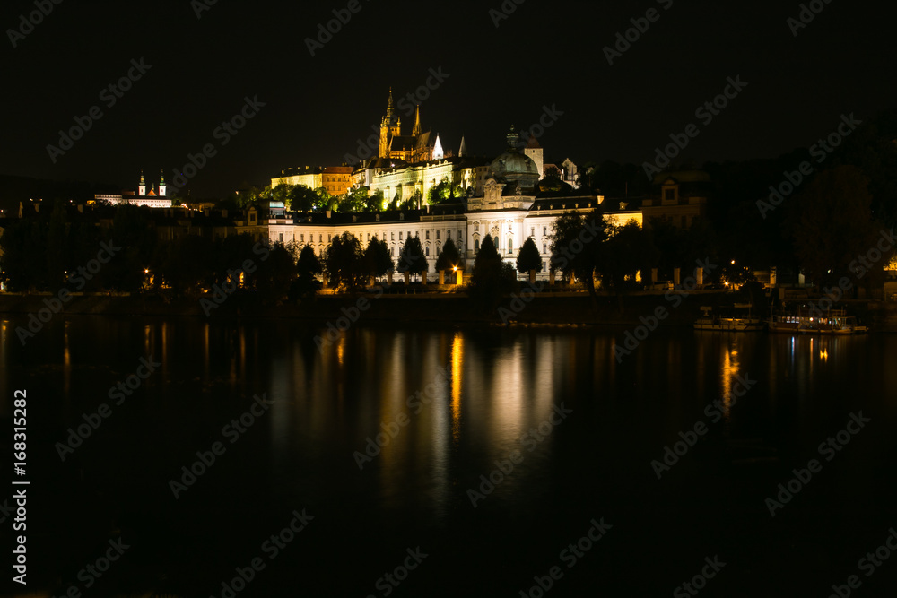 Veduta del castello di Praga di notte