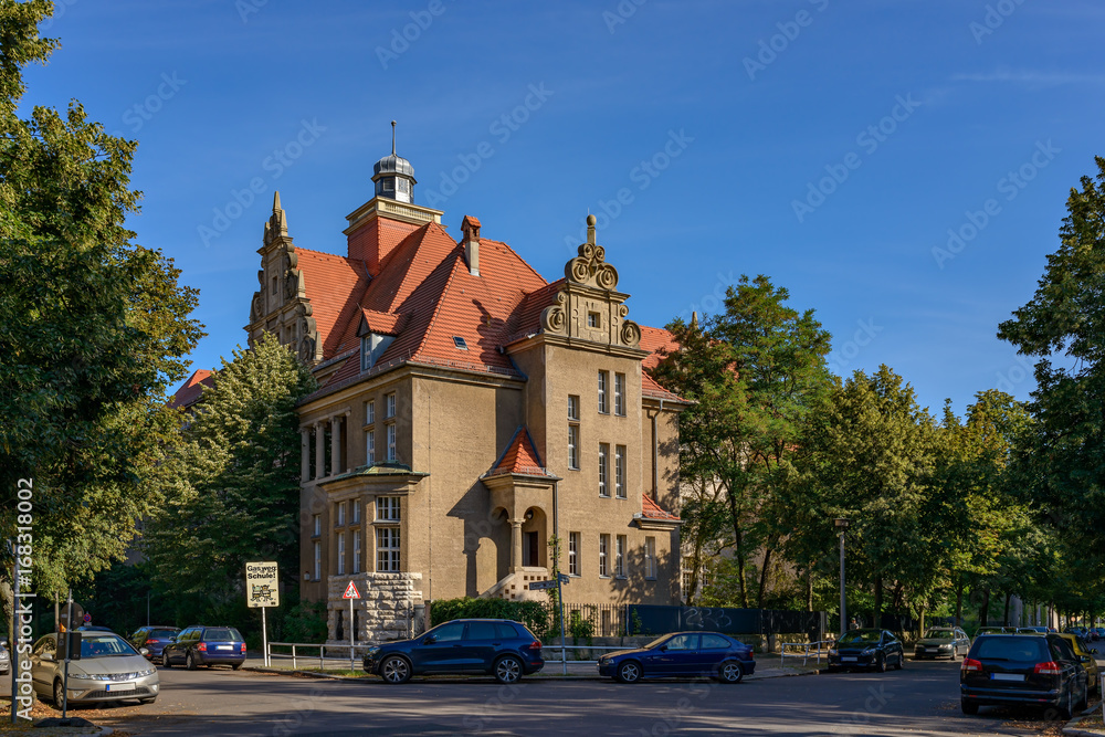 Obraz premium Prachtvolles Schulgebäude: Ehemaliges Realgymnasium Oberschöneweide, Ansicht von Nordwesten