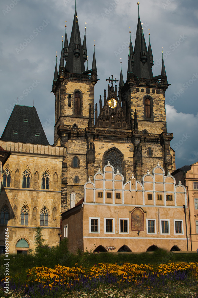 Fiori davanti la chiesa di Santa Maria di Tyn a Praga in Boemia, Repubblica Ceca