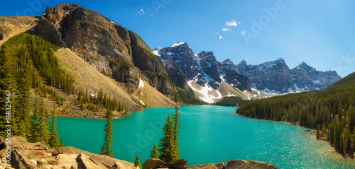 Фотография Sunny day at Moraine lake in Banff National Park, Alberta, Canada