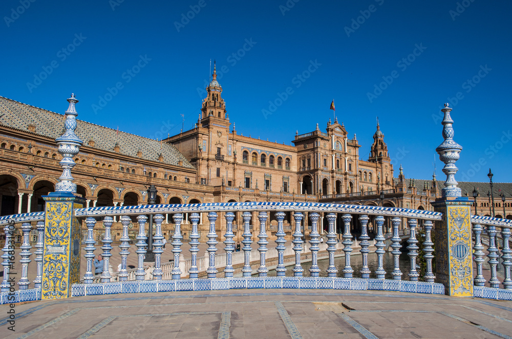 Spagna: uno dei ponti sui canali di Plaza de Espana, la piazza più famosa di Siviglia costruita nel 1928 in stile moresco per l'esposizione Iberoamericana del 1929