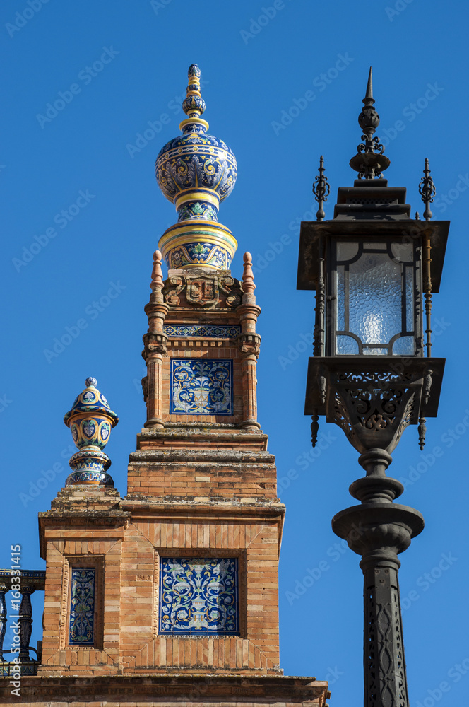 Spagna: un lampione in ferro battuto e ornamenti di ceramica decorata in Plaza de Espana, la piazza più famosa di Siviglia costruita nel 1928 in stile moresco per l'esposizione Iberoamericana del 1929 Spagna: un lampione in ferro battuto e ornamenti di ceramica decorata in Plaza de Espana, la piazza più famosa di Siviglia costruita nel 1928 in stile moresco per l'esposizione Iberoamericana del 1929