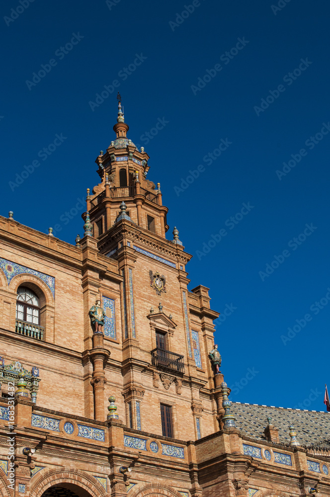 Spagna: dettagli delle decorazioni e degli edifici di Plaza de Espana, la piazza più famosa di Siviglia costruita nel 1928 per l'esposizione Iberoamericana del 1929