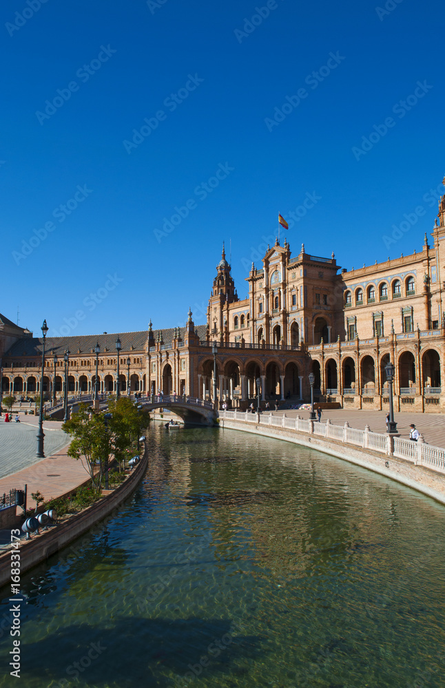Fototapeta premium Spagna: vista di Plaza de Espana, la piazza più famosa di Siviglia costruita nel 1928 in stile moresco per l'esposizione Iberoamericana del 1929