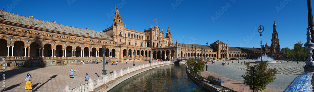 Spagna: vista di Plaza de Espana, la piazza più famosa di Siviglia costruita nel 1928 in stile moresco per l'esposizione Iberoamericana del 1929