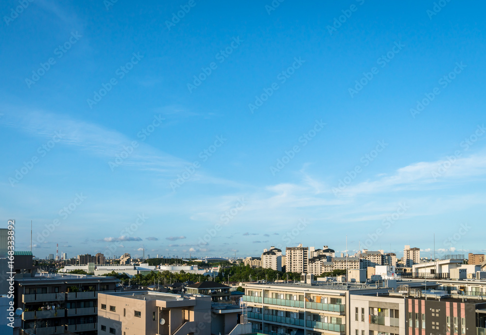 青空と初夏の東京郊外の風景１