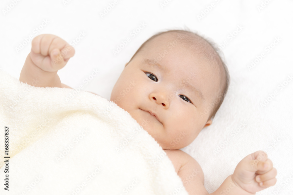 タオルケットに包まれた赤ちゃん タオルケットに包まれた赤ちゃん