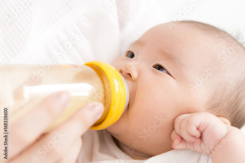 哺乳瓶でミルクを飲む赤ちゃん photo