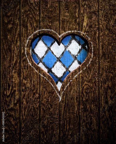 Weiß Blaues Herz in Holzwand