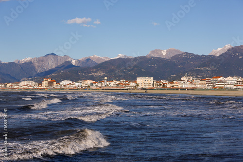 Italien  Toskana  Versilia  Viareggio  Meer  Strand Hafen  Mole  Berge  Winter  Urlaub 