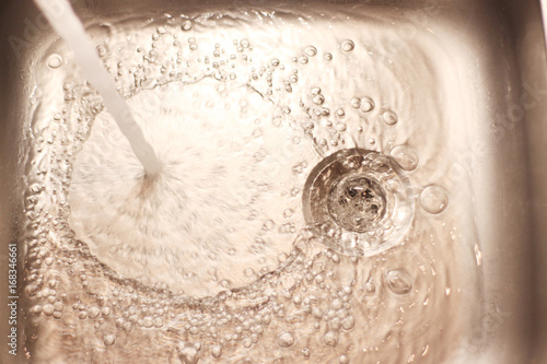 abfließendes Wasser im Spülbecken