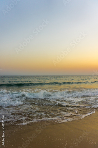 Menschenleerer Strand im pastellfarbenen Morgenlicht © Maglido-Photography