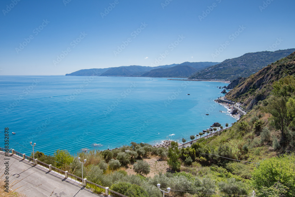 Vista panoramica sulle coste Messinesi dalle rovine del castello di Capo d'Orlando, Sicilia	