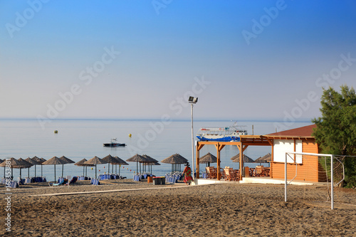 Parasole i leżaki na plaży wzdłuż morza Śródziemnego.