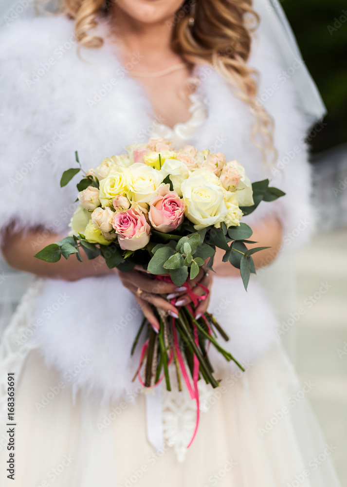 Naklejka premium bridal bouquet in hands of the bride, bridal accessories, wedding European, American Wedding