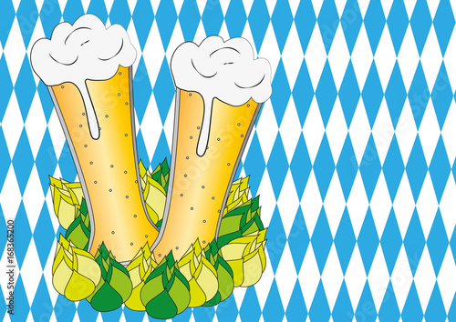 Zwei schäumende Biergläser mit Hopfenblüten und bayrischem Muster im Hintergrund