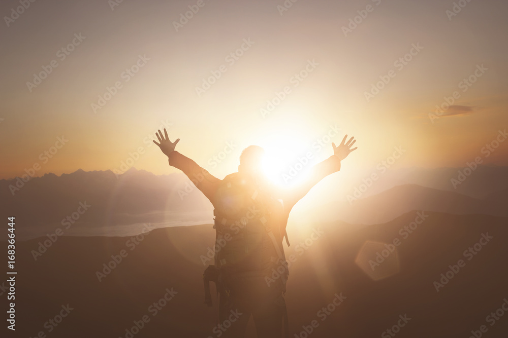 Glücklicher Wanderer bei Sonnenaufgang Glücklicher Wanderer bei Sonnenaufgang