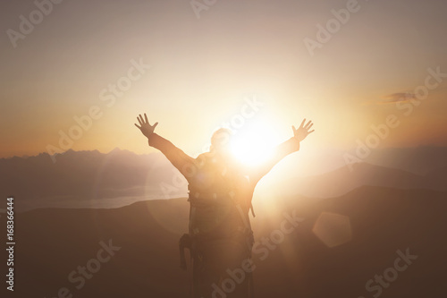 Glücklicher Wanderer bei Sonnenaufgang