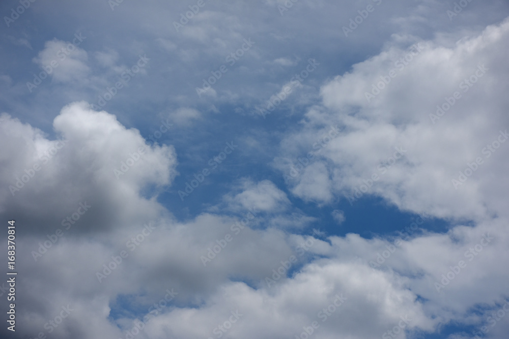 青空と雲・空に響く美しい音色「空想・雲のモンスター(べルをくわえたモンスターの周りにさまざまなモンスターが集まっていきているイメージなど)」祝福の音色、時刻を告げる、ジングルベル・クリスマス、恋人や仲間と祝う、鐘を鳴らすなどのイメージ 青空と雲・空に響く美しい音色「空想・雲のモンスター(べルをくわえたモンスターの周りにさまざまなモンスターが集まっていきているイメージなど)」祝福の音色、時刻を告げる、ジングルベル・クリスマス、恋人や仲間と祝う、鐘を鳴らすなどのイメージ
