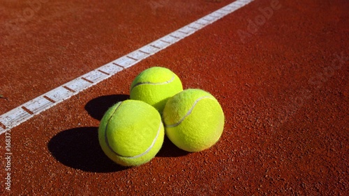Tennisbälle auf einem Tennisplatz © pattilabelle