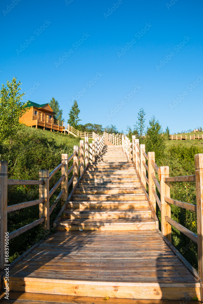 Drewniane schody na zewnątrz <span>plik: #168376006 | autor: daizuoxin</span>