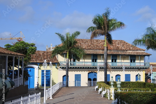 Herrenhäuser und Palmen an der Plaza Mayor in Trinidad auf Kuba