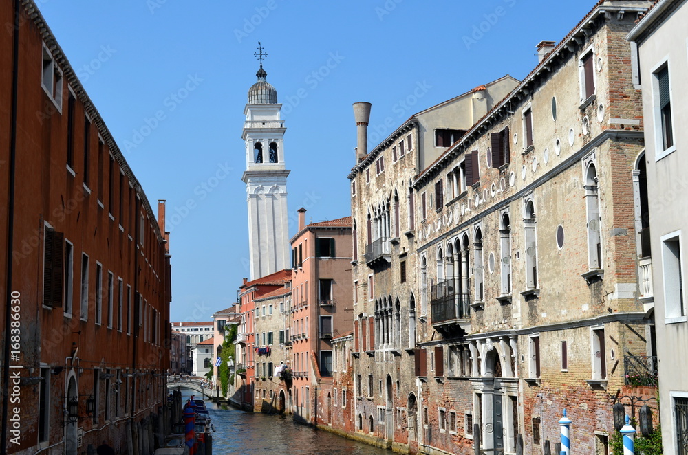 Schiefer Kirchturm in Venedig