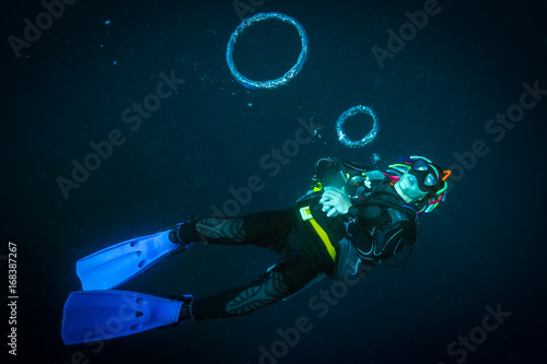 The diver lets the rings © sergemi