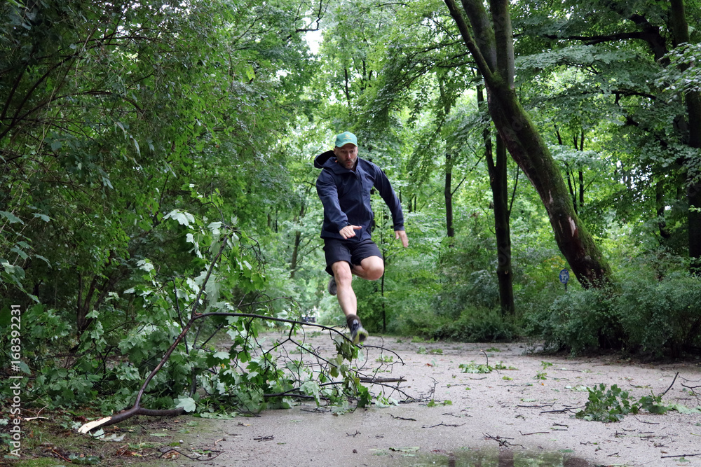 Obraz premium Laufen bei Unwetter im Park