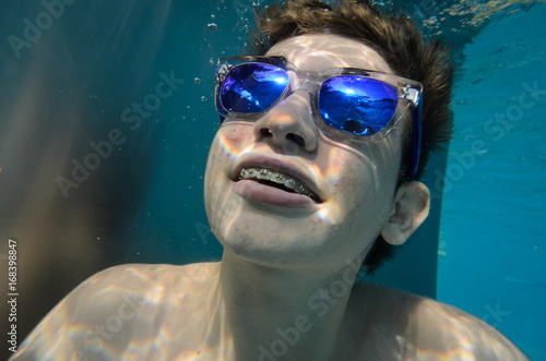 Coole Pubertät mit Zahnspange und Sonnenbrille © fotofrank