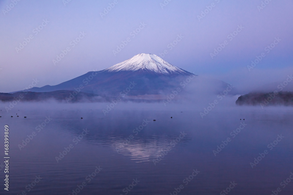 夜明けの富士山、山梨県山中湖にて 夜明けの富士山、山梨県山中湖にて