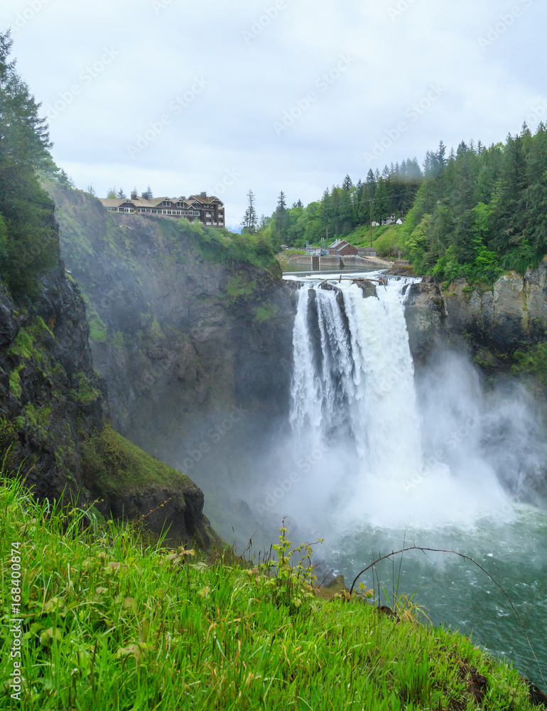 Fototapeta premium Wodospad w Snoqualmie Lodge