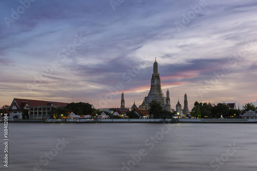 Fotografie Sunset over Wat Arun, Bangkok, Thailand