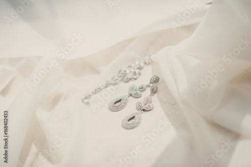 Свадебные украшения невесты с драгоценными камнями