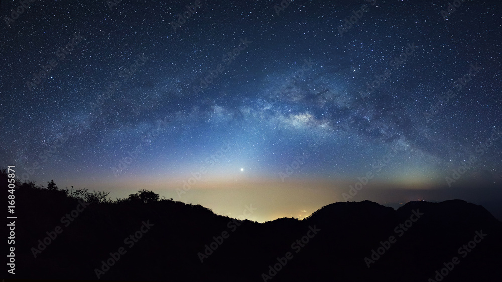 Naklejka Gwiaździste nocne niebo z wysoką górą w Doi Luang Chiang Dao i galaktyką Drogi Mlecznej z gwiazdami i kosmicznym pyłem we wszechświecie