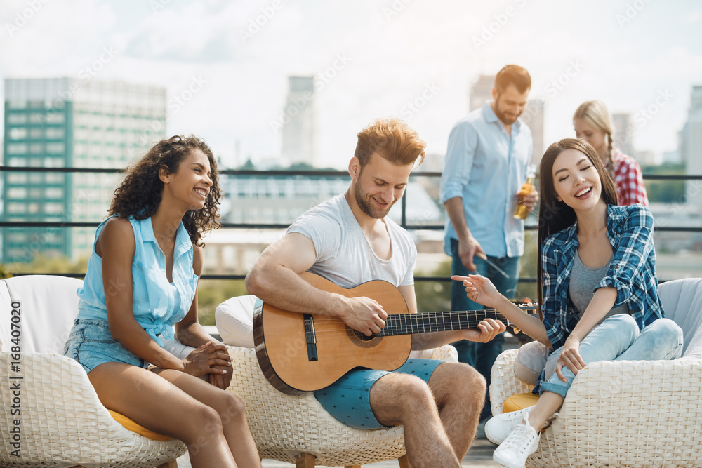 Obraz premium Group of friends having barbecue party on the roof