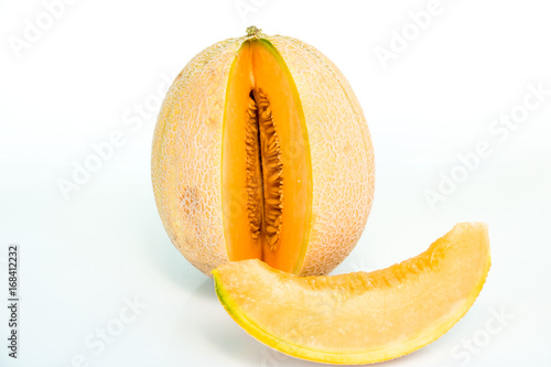 Melone con fetta tagliata su fondale bianco  photo