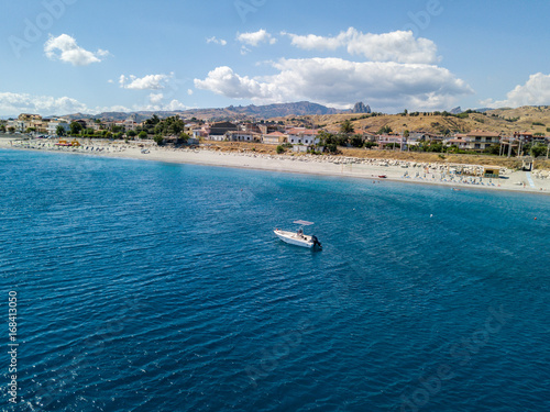 Vista aerea di barche ormeggiate a Melito di Porto Salvo, costa e colline della Calabria. Italia © Naeblys