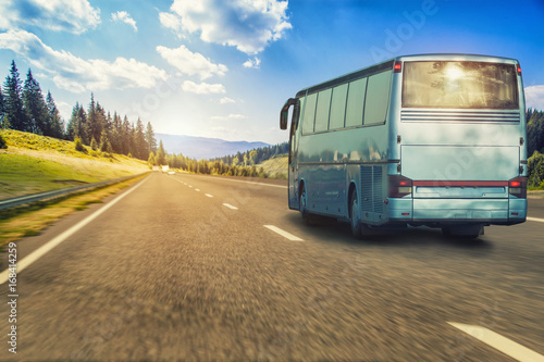 Fototapeta autobus turystyczny Przejażdżki górską autostradą