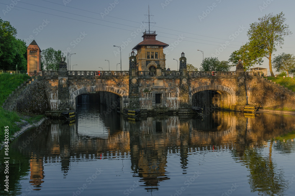 Fototapeta premium Historical sluice on Vlatava river, Horin, Czech Republic